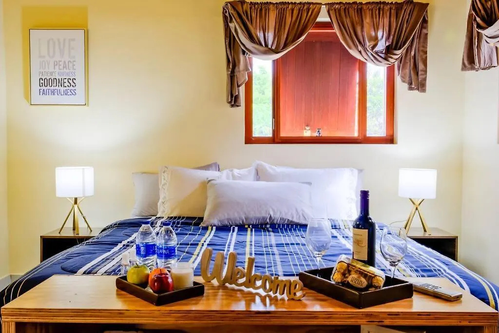 Daire Iona'S Home: Vibrant 2Bedroom Home Near Willemstad